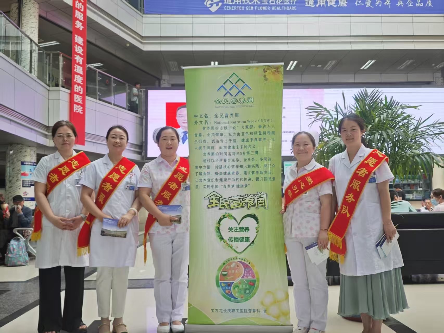 西安宝石花长庆医院丨于门诊大厅为患者及家属发放科普宣传资料.jpg 西安宝石花长庆医院丨于门诊大厅为患者及家属发放科普宣传资料.jpg